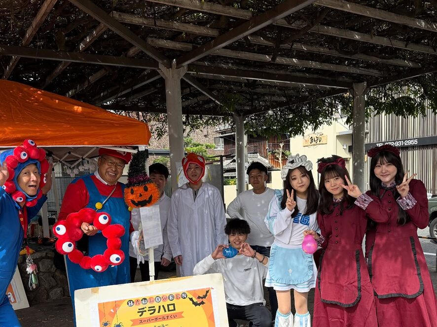 【画像】藤井寺駅周辺まちづくり協議会が主催する、にぎわいイベント「デラハロ」（天野教授＝左端　提供）