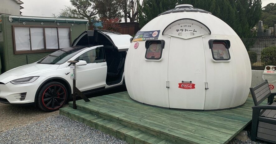 【画像】天野教授の巣窟「デラドーム」とEV（Tesla Model X）（天野教授提供）